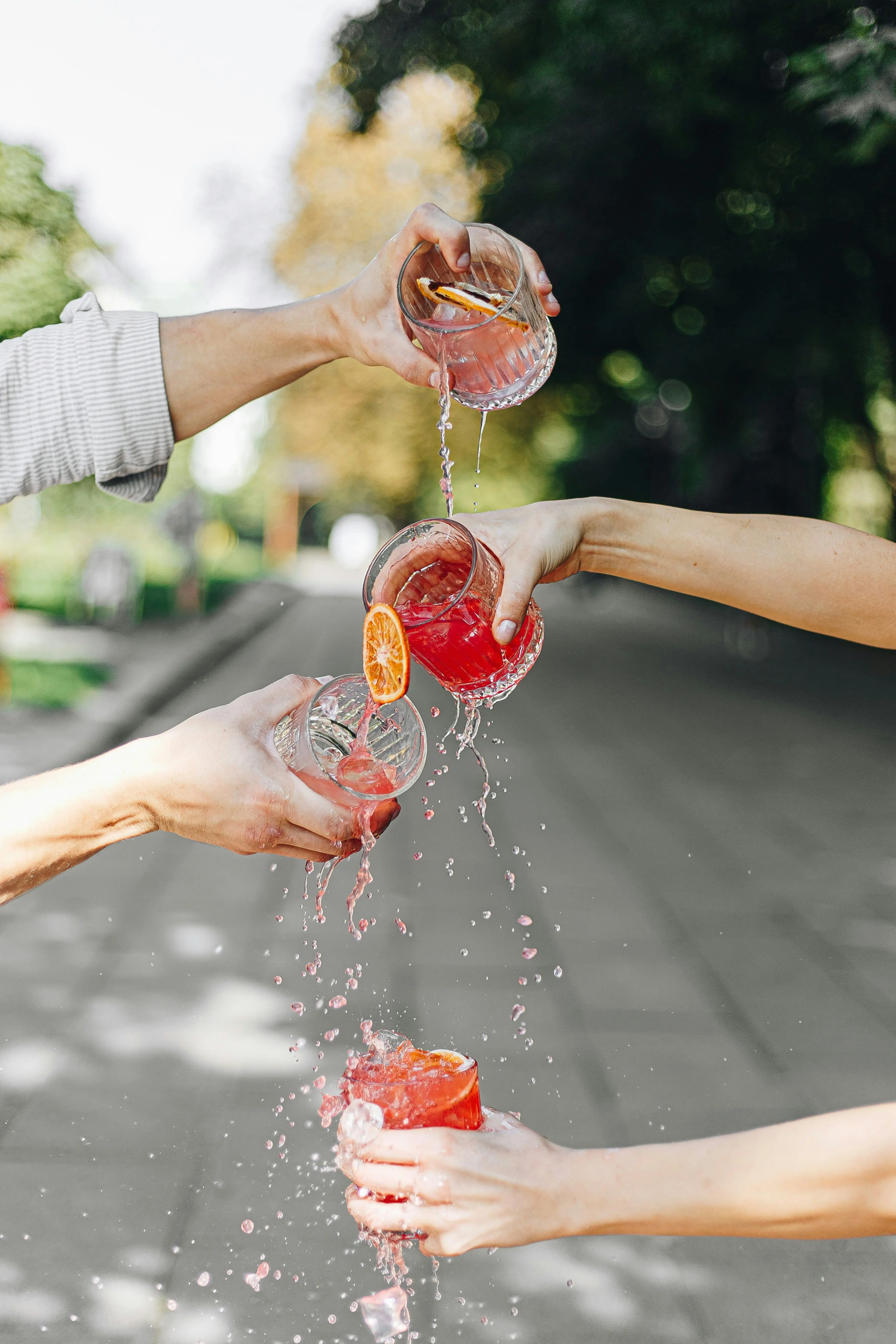 manos-vasos-pacharan